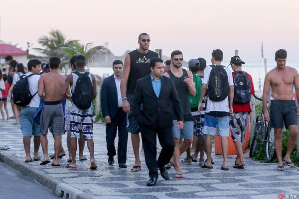 新疆下赛季算是废了！无控卫串联，外援无强解点，刘炜与助教争执